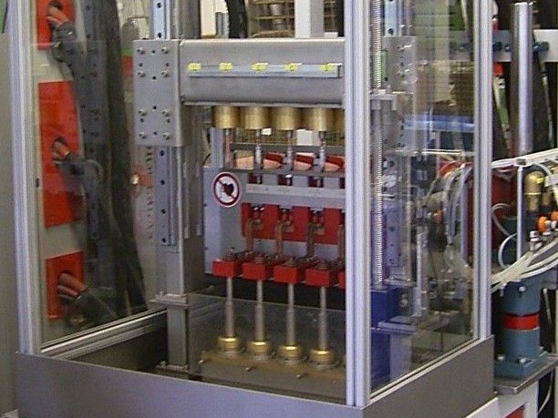 Système à&nbsp; shaft / drill brazing and hardening system - Brasage&nbsp;/ trempe simultanés de 3 à 5&nbsp;pièces à usiner (également possible sous gaz protecteur).